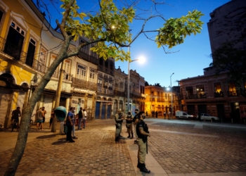 #RioContraCovid: Pedra do Sal fica vazia após fiscais da Prefeitura impedirem baile no local