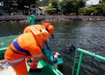 Comlurb e mergulhadores removem quase 20 toneladas de lixo da Praia da Urca