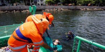 Comlurb e mergulhadores removem quase 20 toneladas de lixo da Praia da Urca
