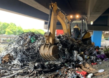 Prefeitura do Rio retira 3,2 toneladas de lixo sob o viaduto na Cidade de Deus