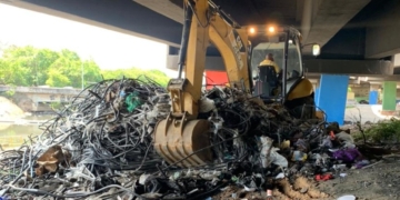 Prefeitura do Rio retira 3,2 toneladas de lixo sob o viaduto na Cidade de Deus