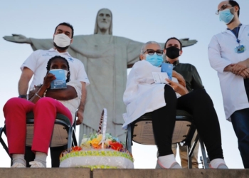 Covid-19: Duas primeiras cariocas são vacinadas aos pés do Cristo Redentor