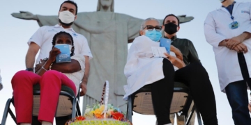 Covid-19: Duas primeiras cariocas são vacinadas aos pés do Cristo Redentor