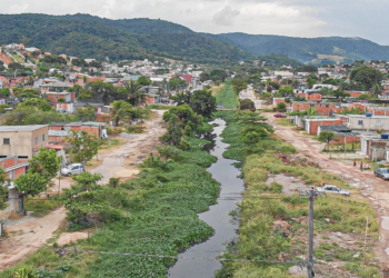 Prefeitura do Rio faz mutirão de limpeza em 59 canais para evitar enchentes e alagamentos