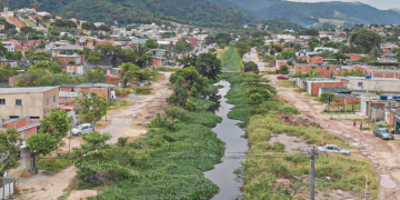Prefeitura do Rio faz mutirão de limpeza em 59 canais para evitar enchentes e alagamentos