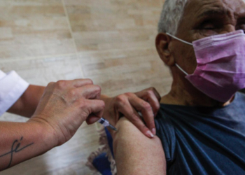 Após vacinar 248 mil cariocas, Rio pausa imunização à espera de novas doses