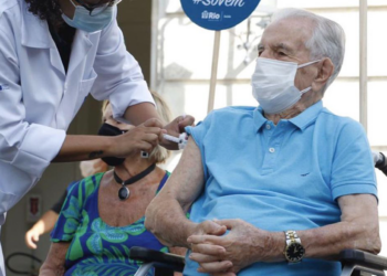 Rio de Janeiro é a primeira capital a vacinar todos os idosos com mais de 90 anos