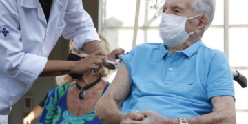 Rio de Janeiro é a primeira capital a vacinar todos os idosos com mais de 90 anos