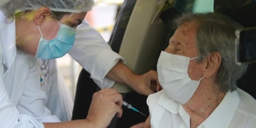 Prefeito Eduardo Paes anuncia antecipação do calendário de vacinação