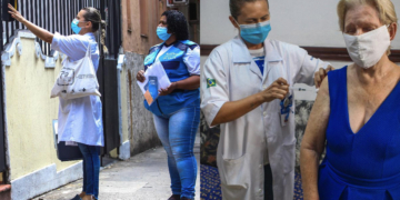 Prefeitura do Rio foi à casa de mais de 3500 idosos acamados para vaciná-los