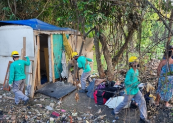 Prefeitura do Rio derruba construções ilegais e fecha lixão na Praça Seca