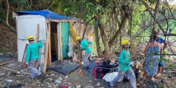 Prefeitura do Rio derruba construções ilegais e fecha lixão na Praça Seca