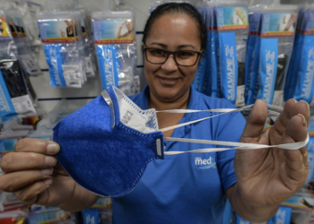 Prefeitura do Rio vai dar máscaras PFF2 para todos os professores e profissionais de educação