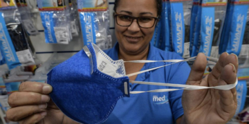 Prefeitura do Rio vai dar máscaras PFF2 para todos os professores e profissionais de educação