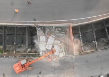 Prefeitura do Rio derruba galpão irregular construído sobre o Rio Faria-Timbó