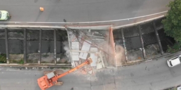 Prefeitura do Rio derruba galpão irregular construído sobre o Rio Faria-Timbó