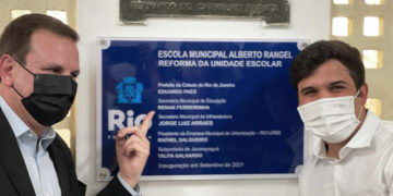 Após 2 anos de abandono, Prefeitura reabre escola municipal na Cidade de Deus