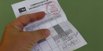 Prefeito do Rio sanciona lei que pune quem falsificar comprovante de vacinação