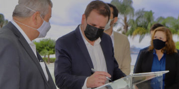 Prefeitos do Rio e de Niterói assinam parceria histórica de combate às emergências climáticas