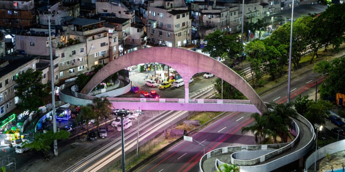 A passarela da Rocinha iluminada de roxo - Fernando Maia / Prefeitura do Rio