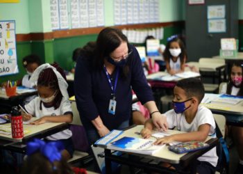 Educação migra 500 professores para 40 horas e aumenta capacidade de atendimento nas escolas