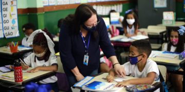 Educação migra 500 professores para 40 horas e aumenta capacidade de atendimento nas escolas