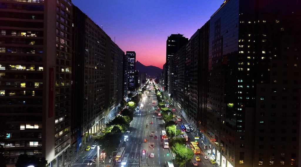 A Avenida Presidente Vargas ganhou novas luminárias de LED - Fabio Motta/Prefeitura do Rio