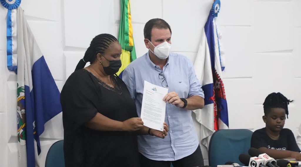 Eduardo Paes entrega para para Ivana Lay, mãe de Moïse, o termo de compromisso da Orla Rio - Alexandre Macieira/Prefeitura do Rio