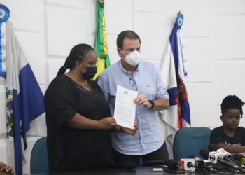 Paes formaliza a entrega da concessão de quiosques para a família de Moïse Kabagambe