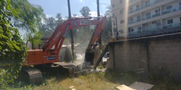 Seop e Ministério Público realizam operação para demolir depósito ilegal em Rio das Pedras