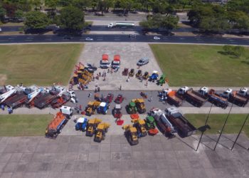 Prefeito Eduardo Paes entrega novos veículos e equipamentos da Comlurb