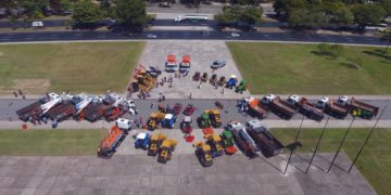 Prefeito Eduardo Paes entrega novos veículos e equipamentos da Comlurb