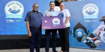 Paes lança programa de combate à fome com distribuição de refeições