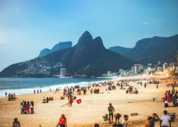 Paes decreta o fim das caixas de som nas praias cariocas