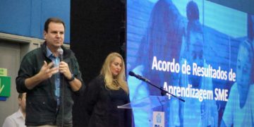 Escolas do Rio que atingirem metas de aprendizagem terão 14º salário, assina Paes