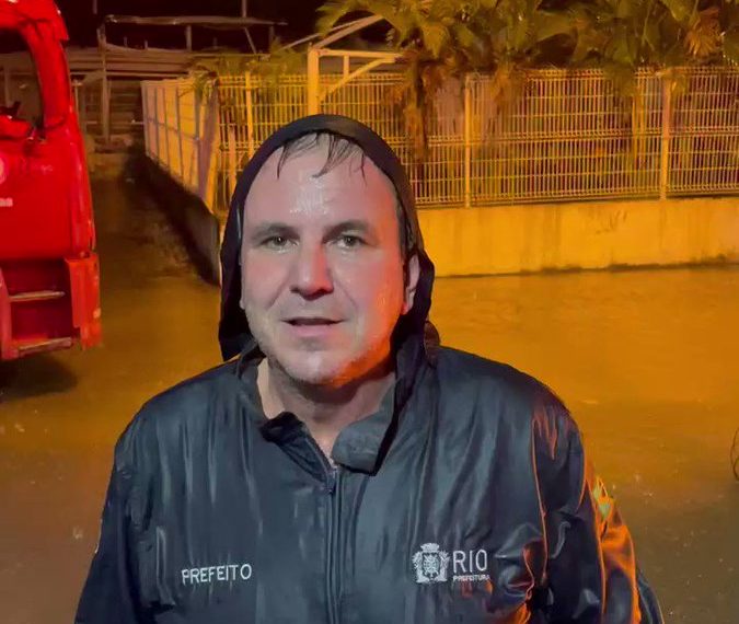 Prefeito Eduardo Paes nas ruas durante chuva forte no Rio