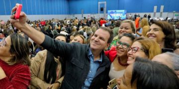 Escolas do Rio que atingirem metas de aprendizagem terão 14º salário, assina Paes