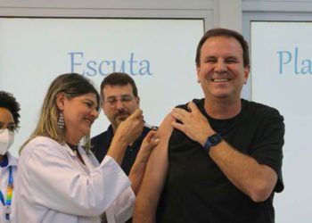 Eduardo Paes toma a segunda dose de reforço contra a Covid-19