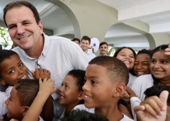 Prefeitura do Rio distribui 12 mil livros adaptados para alunos com baixa visão