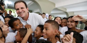 Prefeitura do Rio distribui 12 mil livros adaptados para alunos com baixa visão
