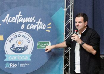 Paes entrega cartões e atinge meta de 5 mil trabalhadores informais com vale-refeição do Prato Feito Carioca