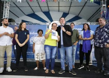 Eduardo Paes entrega os primeiros cartões do programa Prato Feito Carioca