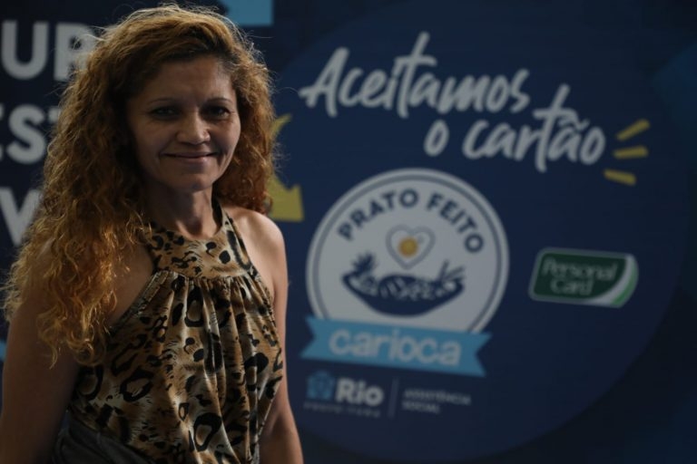 Elisabete Pereira foi uma das pessoas que receberam o cartão Prato Feito Carioca (Fabio Motta/Prefeitura do Rio)