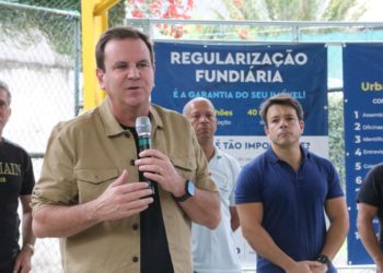 Paes entrega mais de 150 Termos de Reconhecimento de Moradia na Tijuquinha