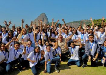 Paes entrega notebooks para os vencedores da 1ª Olimpíada Carioca de Matemática