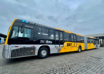 Paes apresenta novo modelo de ônibus que será utilizado na operação do sistema BRT
