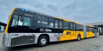 Paes apresenta novo modelo de ônibus que será utilizado na operação do sistema BRT