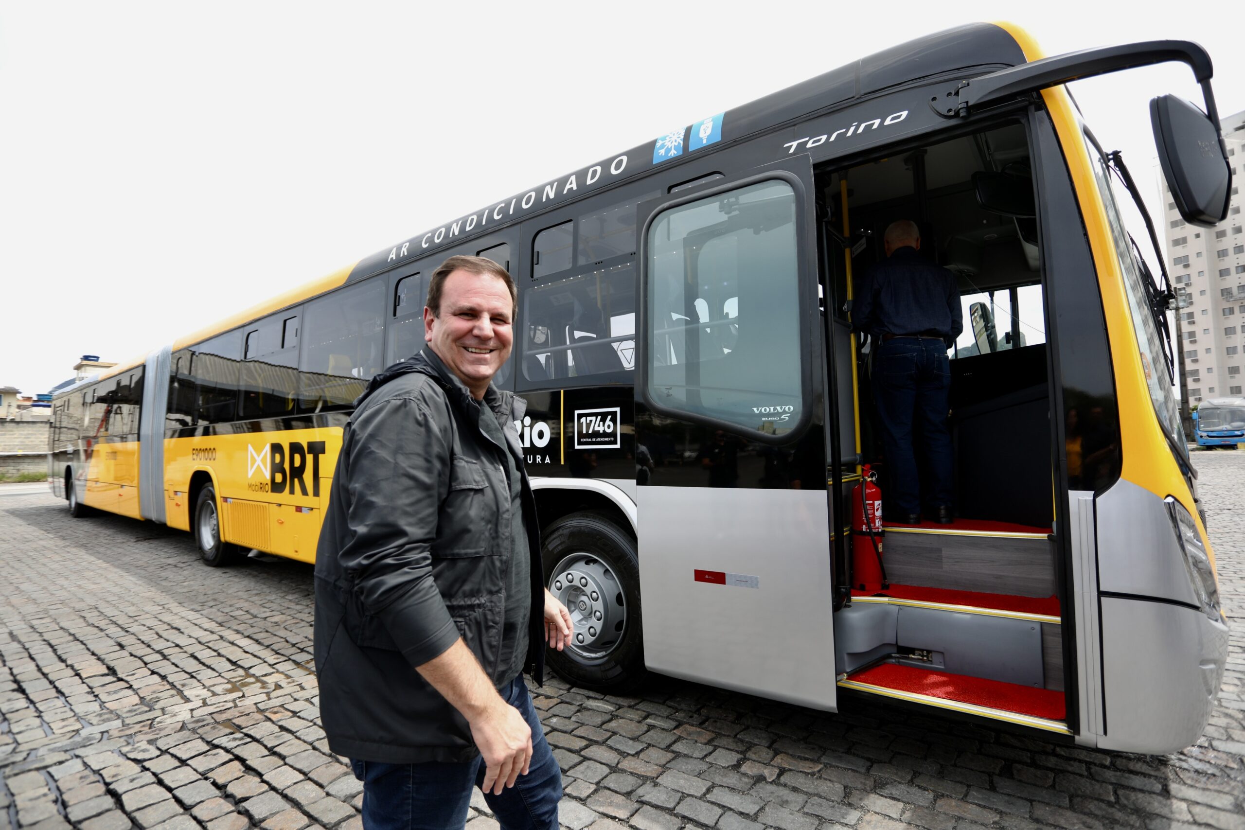 Prefeito Eduardo Paes na entrega do 1° novo ônibus articulado.