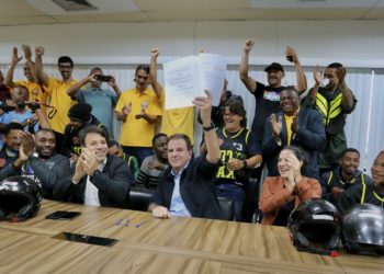 Eduardo Paes regulamenta a profissão de mototaxista na cidade do Rio