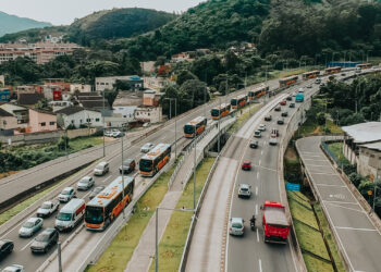 BRT Transolímpica: Eduardo Paes reinaugura sistema e entrega 48 novos veículos